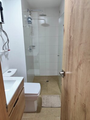 吹风机、毛巾、肥皂、洗发水