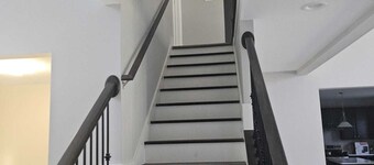 Spacious 5-bedroom house in delightful North Raleigh with AC, WiFi. 