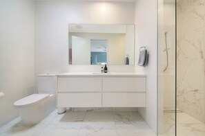 Dusche, Haartrockner, Handtücher, Seife