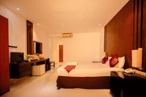 Deluxe Double Room, Lake View | Desk - Lake Wind Resort (Thissamaharama)
