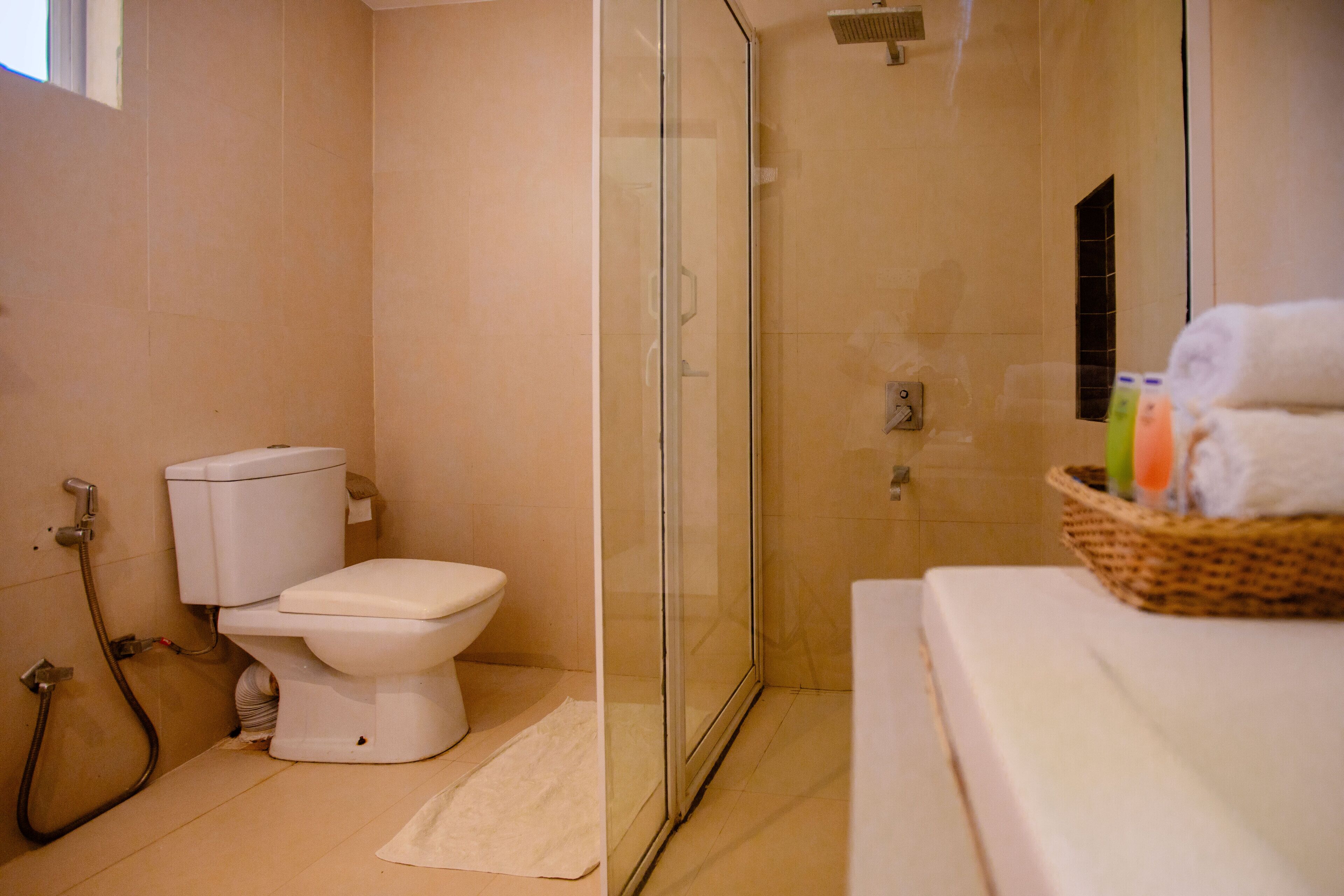Khăn tắm, xà phòng, dầu gội, giấy vệ sinh 