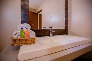 Serviettes fournies, savon, shampoing, papier toilette