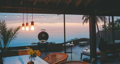 A 2LDK rental villa with a terrace and wooden deck overlooking the ocean of Minamiboso / Katsuura Chiba