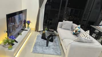 Family Suite, City View | Living area
