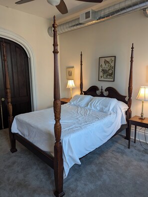 3 bedrooms, desk, free WiFi, bed sheets - 2 Min to RPI  Modern Space + Fast WiFi (Troy)