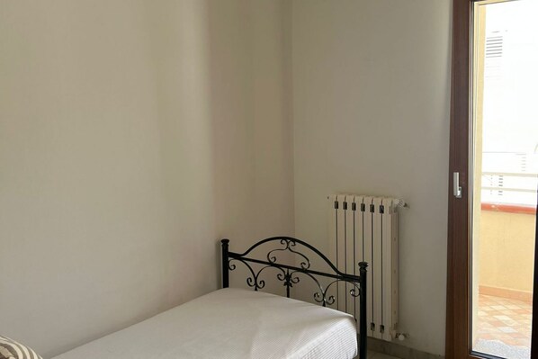 3 habitaciones, tabla de planchar con plancha, wifi y ropa de cama 
