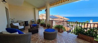 Terrasse et Vue sur la Mer (PIEDIGROTTA TERRACE)