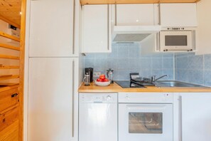 Kjøleskap, mikrobølgeovn, kokeplater og oppvaskmaskin