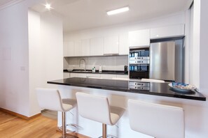 Kühlschrank, Mikrowelle, Ofen, Geschirrspüler