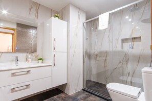 Dusche, Haartrockner, Handtücher