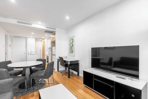 Apartamento econômico | Área de estar | TV