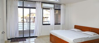 Spacious 3-bedroom apartment with AC, WiFi in wonderful Ujjain 