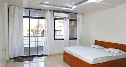 Spacious 3-bedroom apartment with AC, WiFi in wonderful Ujjain