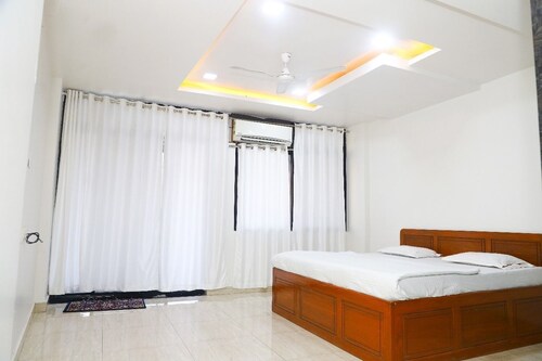 Spacious 3-bedroom apartment with AC, WiFi in wonderful Ujjain 