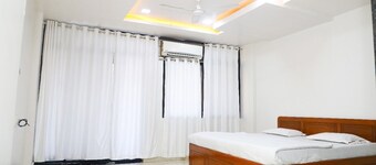 Spacious 3-bedroom apartment with AC, WiFi in wonderful Ujjain 