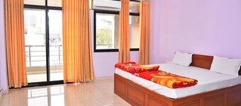 Spacious 3-bedroom apartment with AC, WiFi in wonderful Ujjain