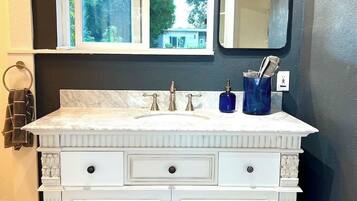 Bruser, miljøvenlige toiletartikler, hårtørrer, bidet