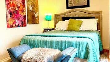 2 soveværelser, pengeskab på værelset, skrivebord, strygejern/strygebræt