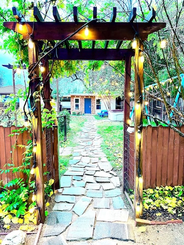 King & Queen Suites with Hot Tub & Private Yard 