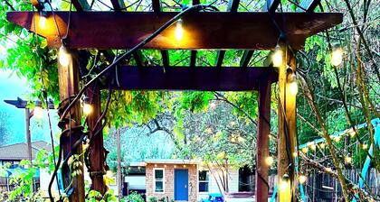 King & Queen Suites with Hot Tub & Private Yard