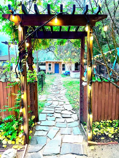 King & Queen Suites with Hot Tub & Private Yard 