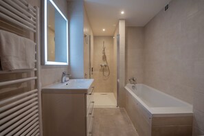 Douche, séchoir à cheveux, serviettes fournies