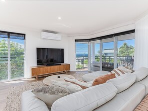 Townhome, 3 Bedrooms, Sea View | Living area