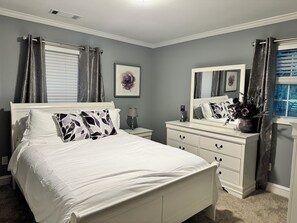 3 habitaciones, tabla de planchar con plancha, wifi y ropa de cama 