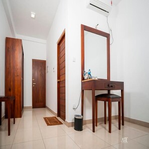 Desk, free WiFi - Kandy Hub Guest House  (Kandy)