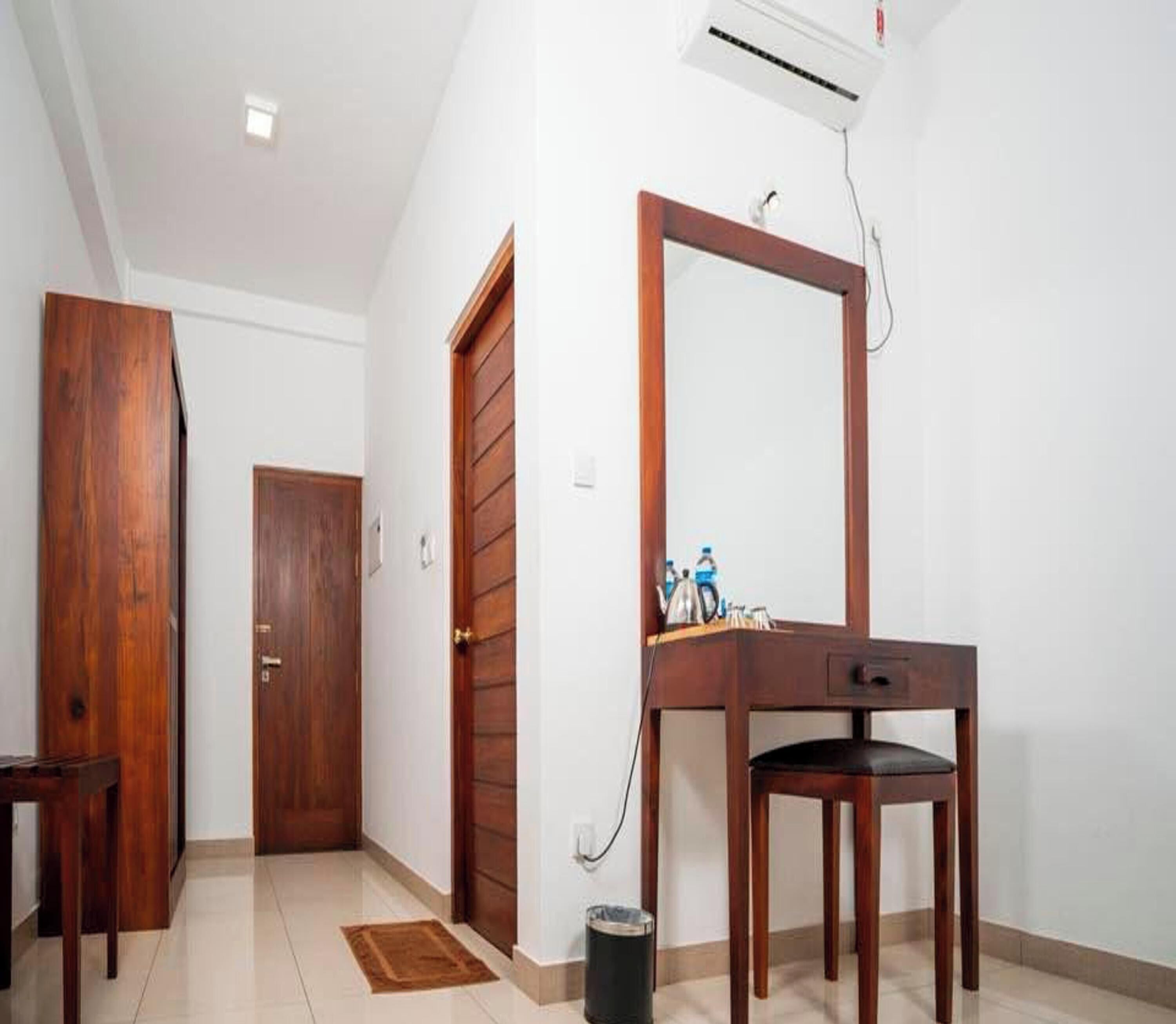 Desk, WiFi (free)
