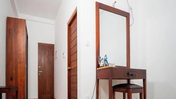 Desk, WiFi (free)