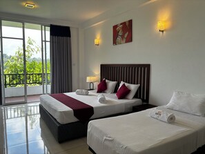 Deluxe Triple Room, Balcony | Desk, free WiFi - Kandy Hub Guest House  (Kandy)