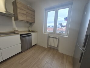 Jääkaappi, mikroaaltouuni, uuni, astianpesukone