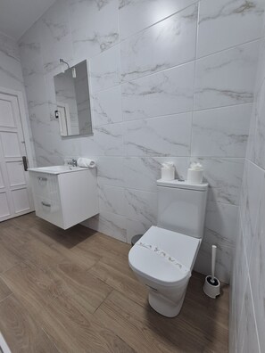 Suihku, hiustenkuivaaja, pyyhkeet