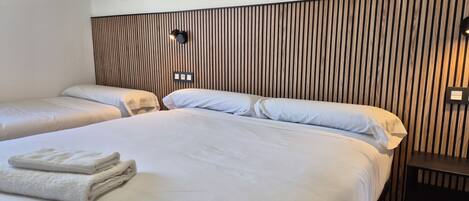 3 室のベッドルーム、アイロン / アイロン台、WiFi (無料)、ベッドシーツ