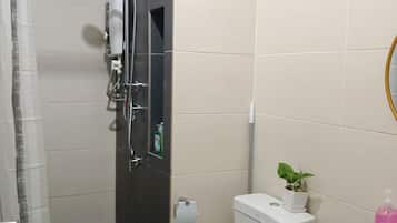 Shower, hair dryer, bidet, towels