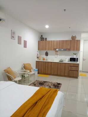 Iron/ironing board, WiFi, bed sheets