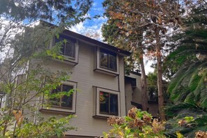 A two-story building with multiple windows and a balcony. - Vacation Rental Pension Jogasaki (Ito)