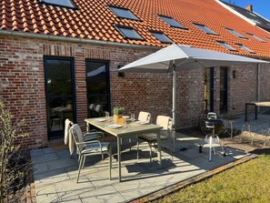 Outdoor dining - "Fenja" - Cozy maisonette apartment with terrace in the historic courtyard in Rysum - (Rysum)