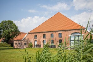 Exterior - "Fenja" - Cozy maisonette apartment with terrace in the historic courtyard in Rysum - (Rysum)