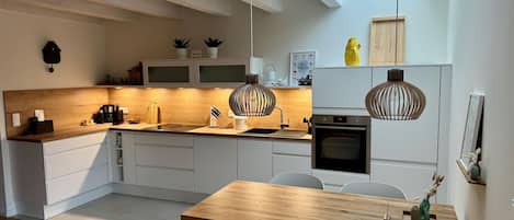 Réfrigérateur, four à micro-ondes, un four, surface de cuisson