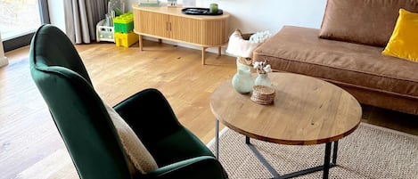 Fernseher, Tischtennisplatte, Stereoanlage