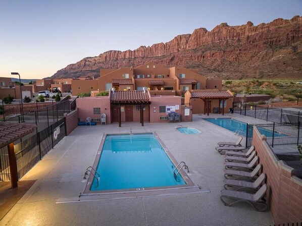 Outdoor pool - Red Rock Retreat - Pool/Hot Tub, Park, Yard Games, Basketball and Tennis Courts (Moab)