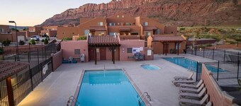 Red Rock Retreat - Pool/Hot Tub, Park, Yard Games, Basketball and Tennis Courts