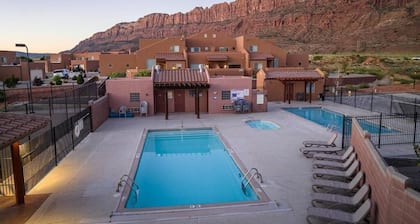 Red Rock Retreat - Pool/Hot Tub, Park, Yard Games, Basketball and Tennis Courts