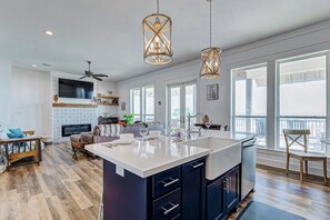 Interior - Beautiful 4-bedroom beachfront Bolivar Peninsula with AC, WiFi, Pet Friendly (Bolivar Peninsula)