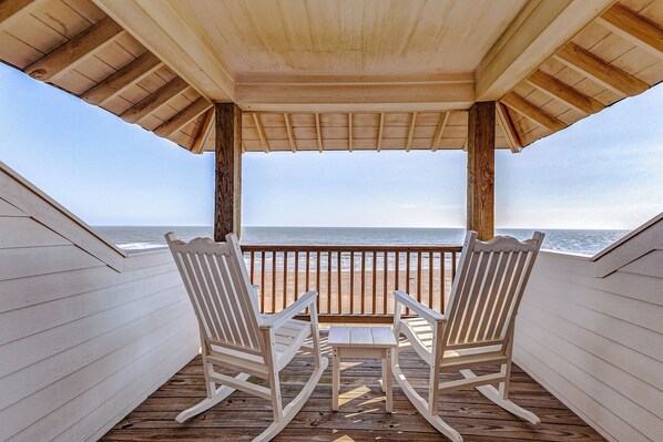 Property grounds - Beautiful 4-bedroom beachfront Bolivar Peninsula with AC, WiFi, Pet Friendly (Bolivar Peninsula)