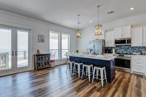 Fridge, microwave, oven, stovetop - Beautiful 4-bedroom beachfront Bolivar Peninsula with AC, WiFi, Pet Friendly (Bolivar Peninsula)