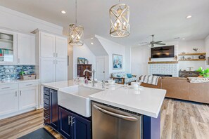 Fridge, microwave, oven, stovetop - Beautiful 4-bedroom beachfront Bolivar Peninsula with AC, WiFi, Pet Friendly (Bolivar Peninsula)