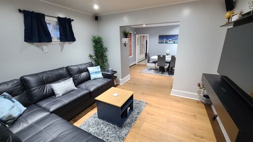 Cozy & Peaceful - gated yard, enclosed porch